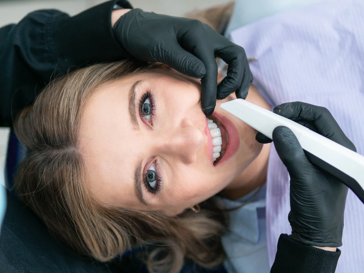 Paciente sonriendo en el sillón dental